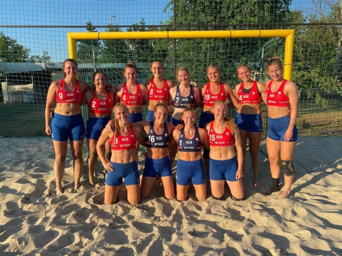 Echipa feminină de handbal pe plajă a Norvegiei, amendată pentru că jucătoarele au purtat pantaloni scurţi în loc - Stirileprotv.ro
