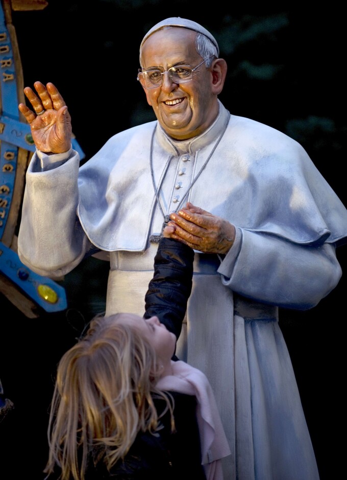 statuie papa francisc