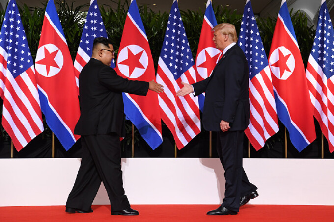 Donald Trump și Kim Jong-un și-au dat mâna pentru prima dată