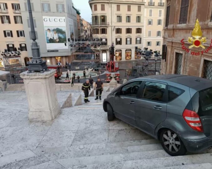 șofer blocat pe celebrele Trepte Spaniole din Roma
