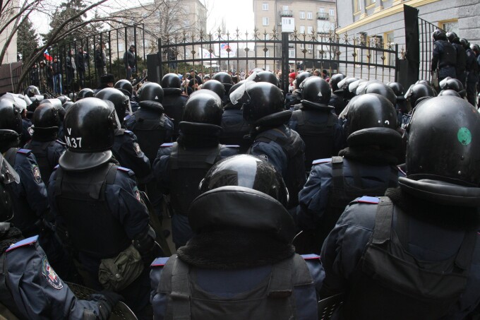 Fortele de politie, in fata administratiei regionale din Donetsk
