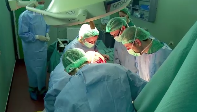Un buzoian căruia i-a fost amputat penisul cere Spitalului Judeţean daune de euro