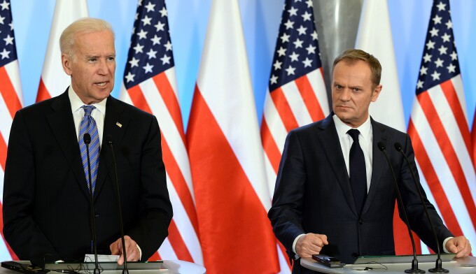 Vicepresedintele american Joe Biden (S) si premierul polonez Donald Tusk (D)