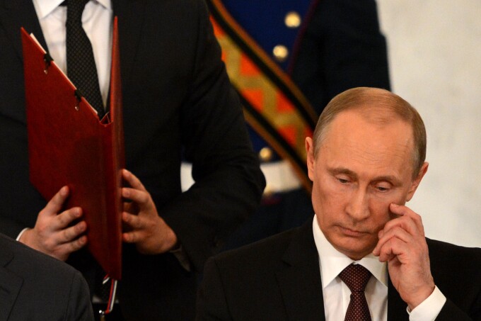 Vladimir Putin, in momentul semnarii decretului de anexare a Crimeii