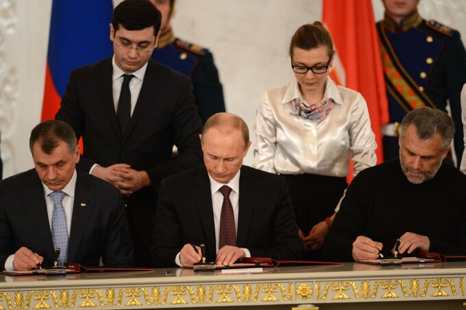 Vladimir Putin (C), Presedintele parlamentului din Crimeea Vladimir Konstantionov (S) si Alexei Chaly, primarul din Sevastopol(D) au semnat tratatul de alipire a Crimeii la Rusia