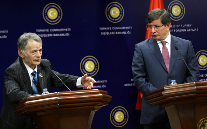 Ahmet Davutoglu (D), ministrul turc de externe, si Mustafa Kirimoglu (S), liderul tatarilor din Crimeea, au sustinut o conferinta de presa comuna, la Ankara