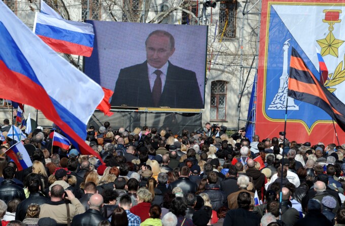 Locuitorii din Sevastopol, in timpul discursului lui Putin despre anexarea Crimeii