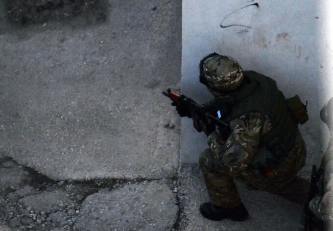 Soldat rus, in timpul unei operatiuni militare intr-o baza militara ucraineana din Simferopol