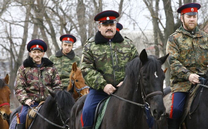 Cazaci calare patruleaza in zona frontierei ruso-ucrainene