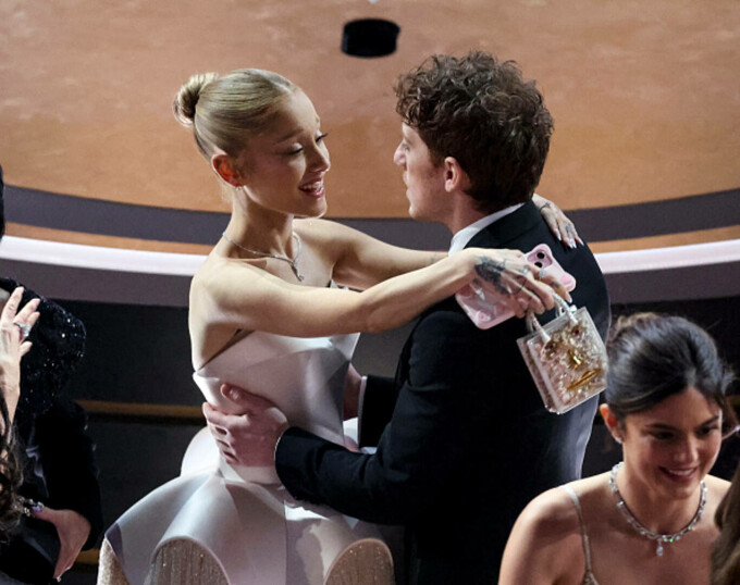 Premiile Oscar 2025. Cele mai îndrăgite cupluri și momentele lor romantice de pe covorul roșu