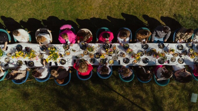 De 8 martie, 20 de femei de succes din România s-au reunit pentru o cauza nobilă la “Masa Care Unește”