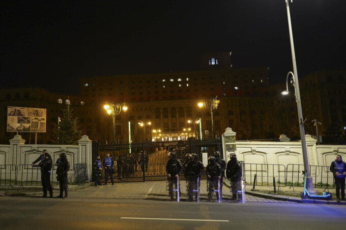 Protest al susţinătorilor lui Călin Georgescu, la sediul Curţii Constituţionale a României