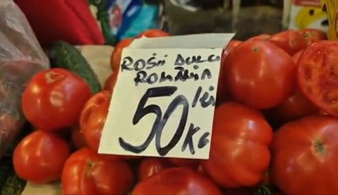 Aurul roșu de pe tarabe. Roșiile românești au ajuns că coste și 70 lei/kg. Când se vor mai ieftini