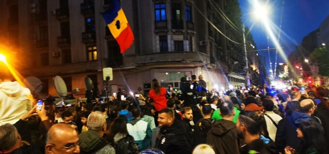 Sute de oameni, în centrul Capitalei, după ce exit-poll-urile l-au dat câştigător pe Nicuşor Dan