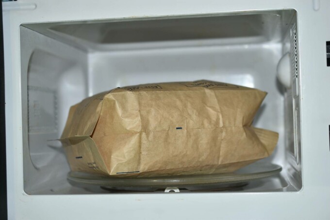 Ce nu ar trebui să pui niciodată în cuptorul cu microunde
