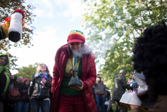 Canadienii au sărbătorit pe străzi legalizarea marijuanei în scop recreativ