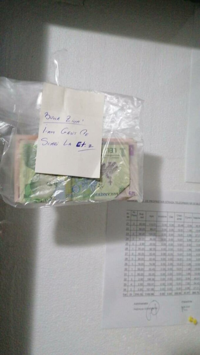 Locatarii unui bloc din Cluj au găsit bani în scară și nu și-au însușit suma.