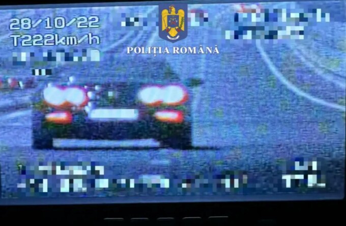 Un șofer a fost prins de polițiști în timp ce conducea un autoturism cu o viteză uluitoare pe Drumul Expres Craiova-Pitești.