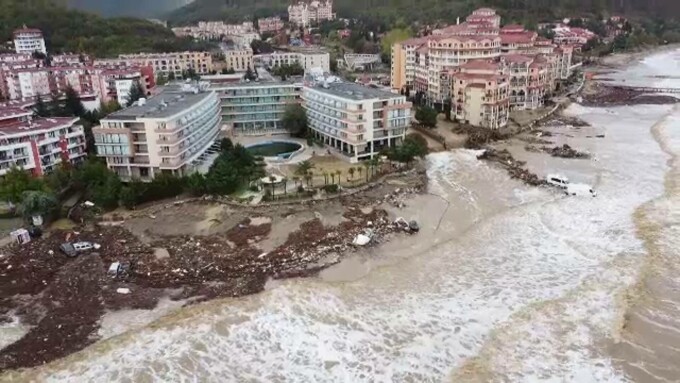 Cinci morți după inundațiile devastatoare din Bulgaria. Case, drumuri și  mașini distruse de viituri pe litoralul bulgăresc - Știrile ProTV