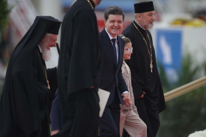 Nicuşor Dan participă la slujba de sfinţire a picturii Catedralei Naţionale