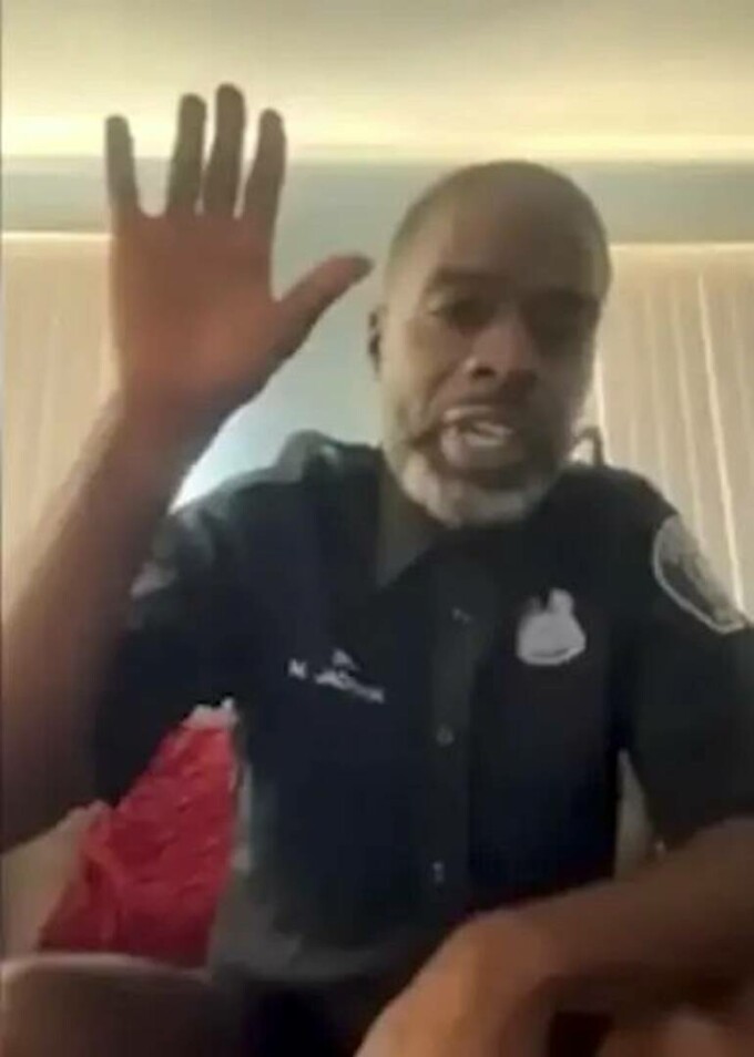 politist fara pantaloni