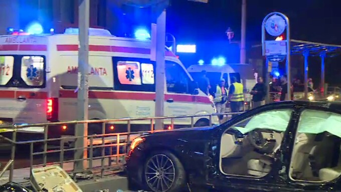 Accident teribil, miercuri seară, în Capitală. Un șofer care conducea cu viteză, potrivit martorilor, și-a pierdut viața după ce a lovit violent un refugiu de tramvai.