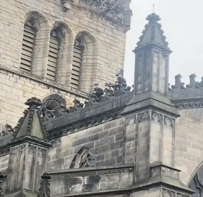Lunetiștii au fost văzuți pe acoperișuri în Edinburgh, în timpul pregătirilor pentru trecerea sicriului reginei.