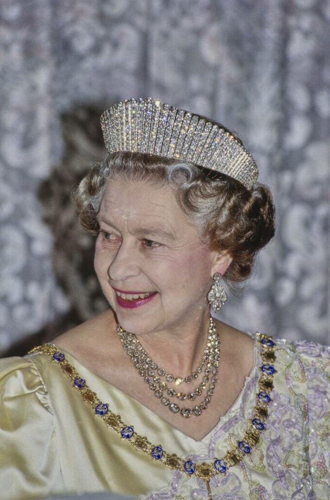 Regina Elisabeta a II-a bijuterii
