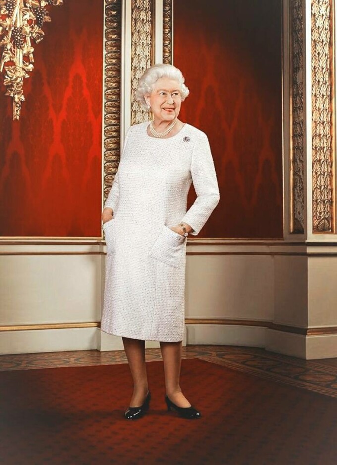 Regina Elisabeta a II-a rochie cu buzunare