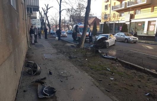 Limuzină De Lux Distrusă După Un Accident In Timișoara șoferul