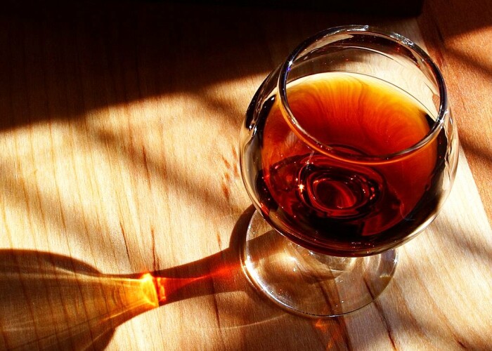 Renunta la bere si incerca un pahar de vin! Vezi care sunt avantajele