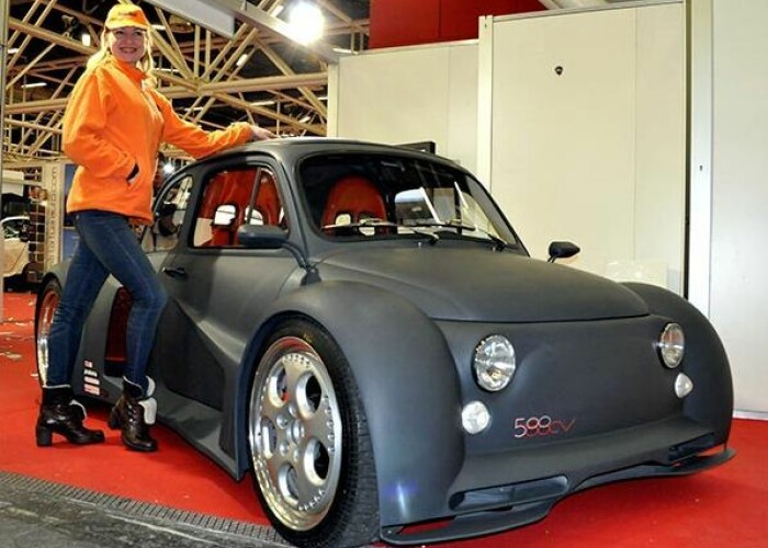Masina asta ascunde un monstru! Nu ti-ai fi imaginat niciodata ca poti gasi asa ceva pe un Fiat 500!