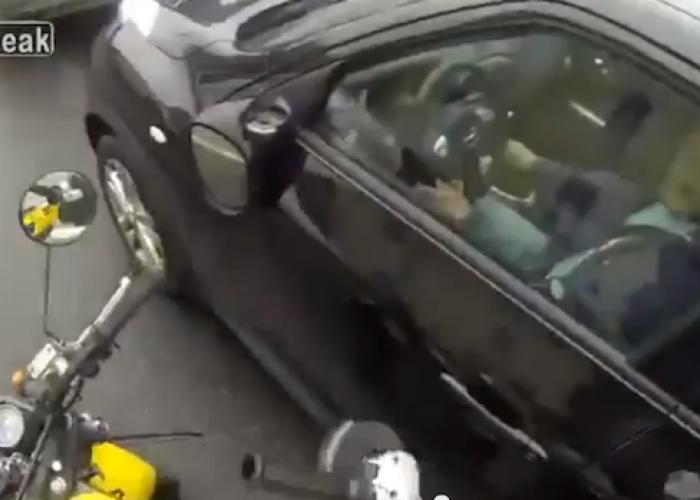 Rusul asta nu si-ar fi imaginat in viata lui ca poate pati asa ceva! Motociclistul maniac i-a tunat masina la semafor cu FLEXUL! VIDEO