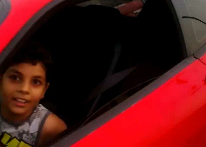 Inconstientul care si-a lasat copilul de 9 ani sa conduca un Ferrari a fost arestat