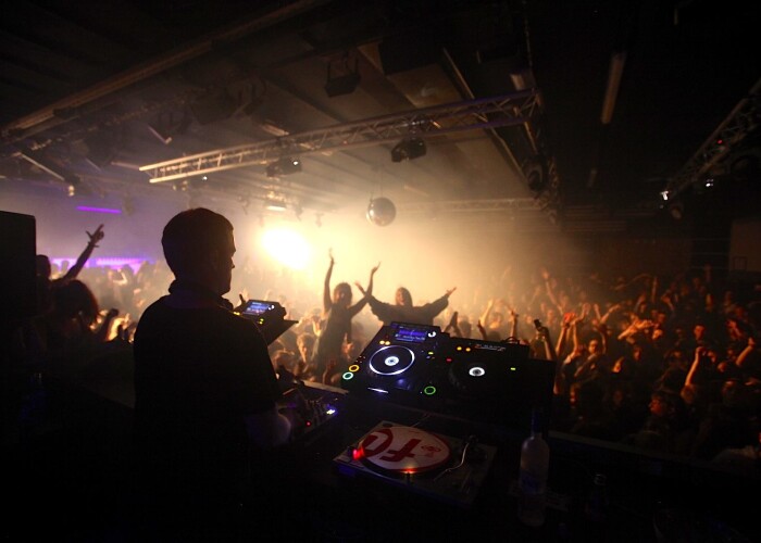 Romeo si Julieta cu Orlando Bloom si cel mai tare party al lunii cu Ben Klock! Unde iesim in weekend: