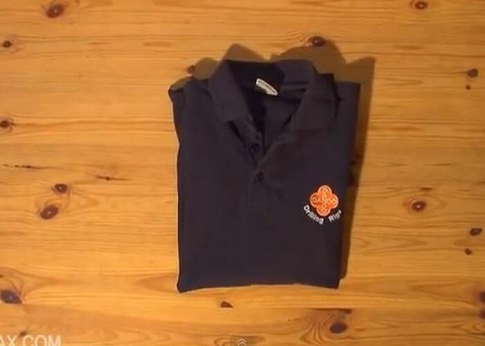 10.000.000 s-au uitat la clipul asta: Cum sa impaturesti orice camasa sau tricou in mai putin de 2 secunde.