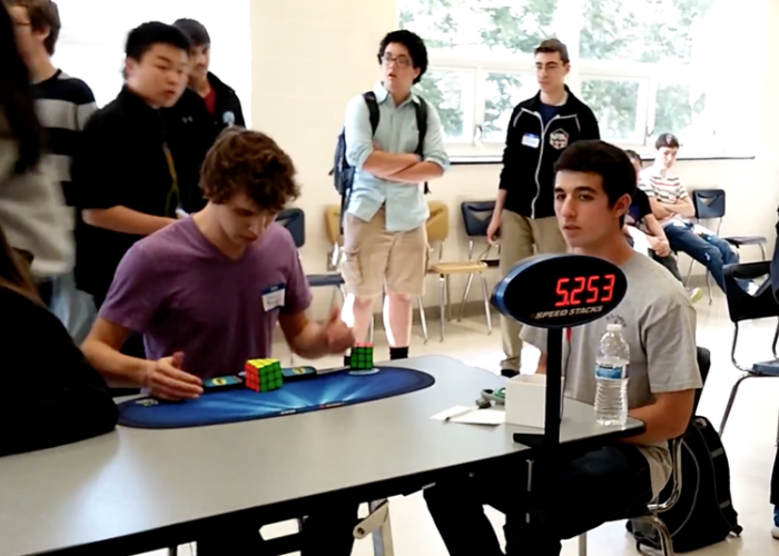 Un elev de liceu este autorul: Record mondial pentru rezolvarea unui cub Rubik! VIDEO
