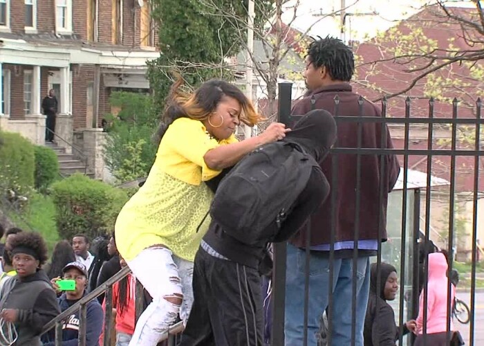 Viralul zilei: Reactia unei mame cand si-a vazut fiul aruncand cu pietre in politistii din Baltimore! VIDEO
