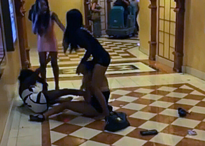 Bataie ca in povesti intre 4 femei intr-un hotel! Oamenii s-au oprit sa le filmeze cand au vazut haosul! VIDEO