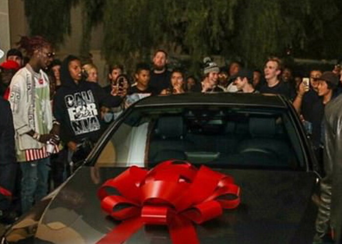 Cadoul facut de Floyd Mayweather fiului sau, de Sweet Sixteen . A costat doar 50.000 de dolari. FOTO