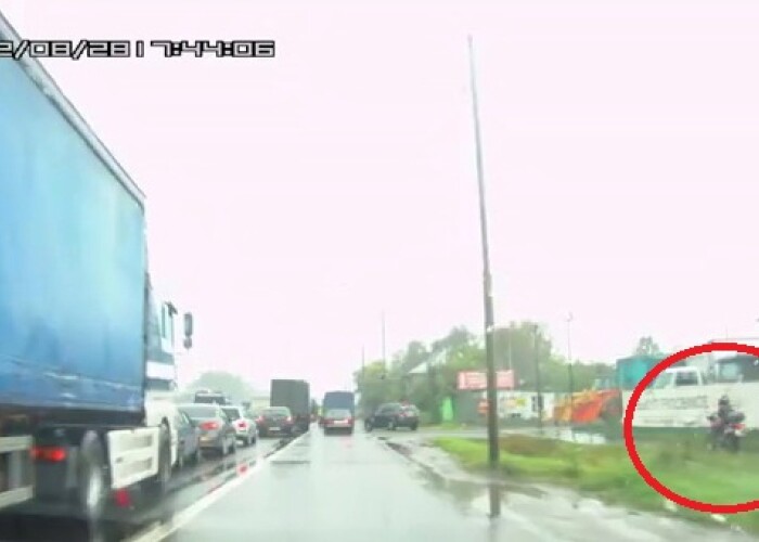 Ce se INTAMPLA daca te grabesti: ATENTIE mare la baiatul de pe MOTOCICLETA :) VIDEO