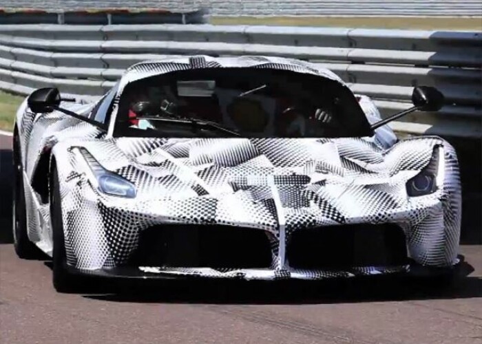 LaFerrari e o adevarata provocare! Chiar si pentru un dublu campion de Formula 1! VIDEO