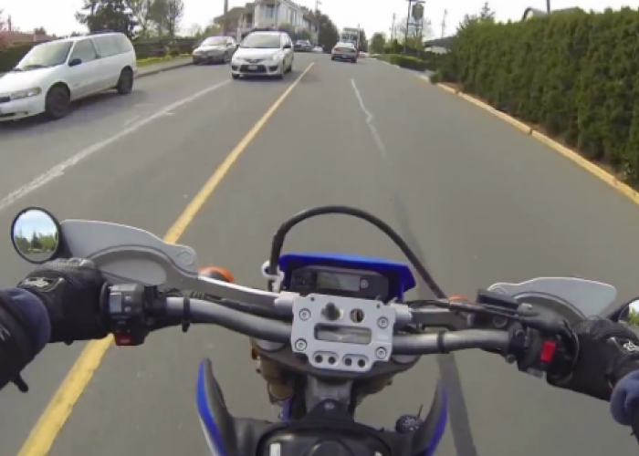 Jos palaria! Gestul emotionant care a strans 700.000 de vizualizari in mai putin de 24 de ore: Uite ce face motociclistul acesta: VIDEO