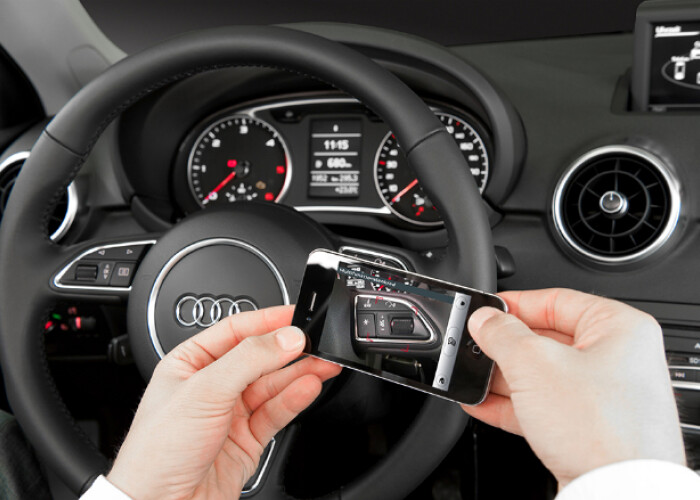 Noua aplicatie de la Audi iti explica fiecare functie a masinii. VIDEO