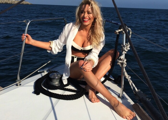Sedinta foto in largul marii: Cum arata Laura Cosoi in cel mai sexy pictorial al verii FOTO