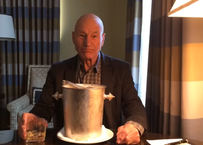 Cum ironizeaza Patrick Stewart provocarea galetii cu gheata VIDEO