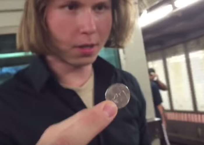 Este cunoscut drept magicianul orb , iar ceea ce face in clipul acesta te va lasa cu gura cascata VIDEO