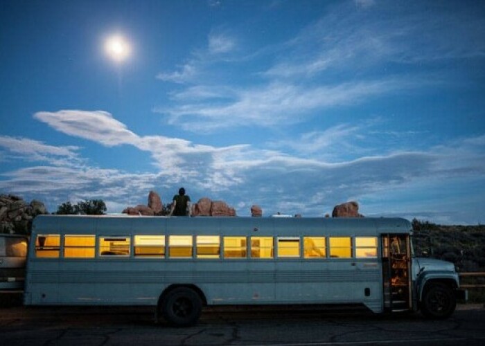 Un student la arhitectura a transformat un autobuz in visul oricui. Interiorul arata genial: FOTO