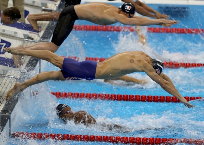 Toata lumea a observat petele rosii de pe spatele lui Michael Phelps! Ce sunt aceste semne
