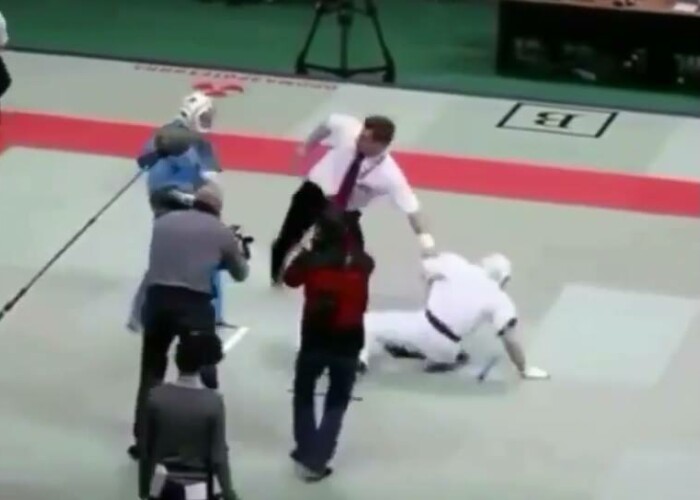 Bataie incredibila intre 2 luptatori la un concurs! Ce s-a intamplat cand arbitrul s-a bagat intre ei: au fost facuti KO!